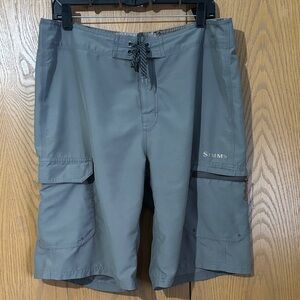 Simms fishing products  Men's large Cargo Shorts in greenish Gray